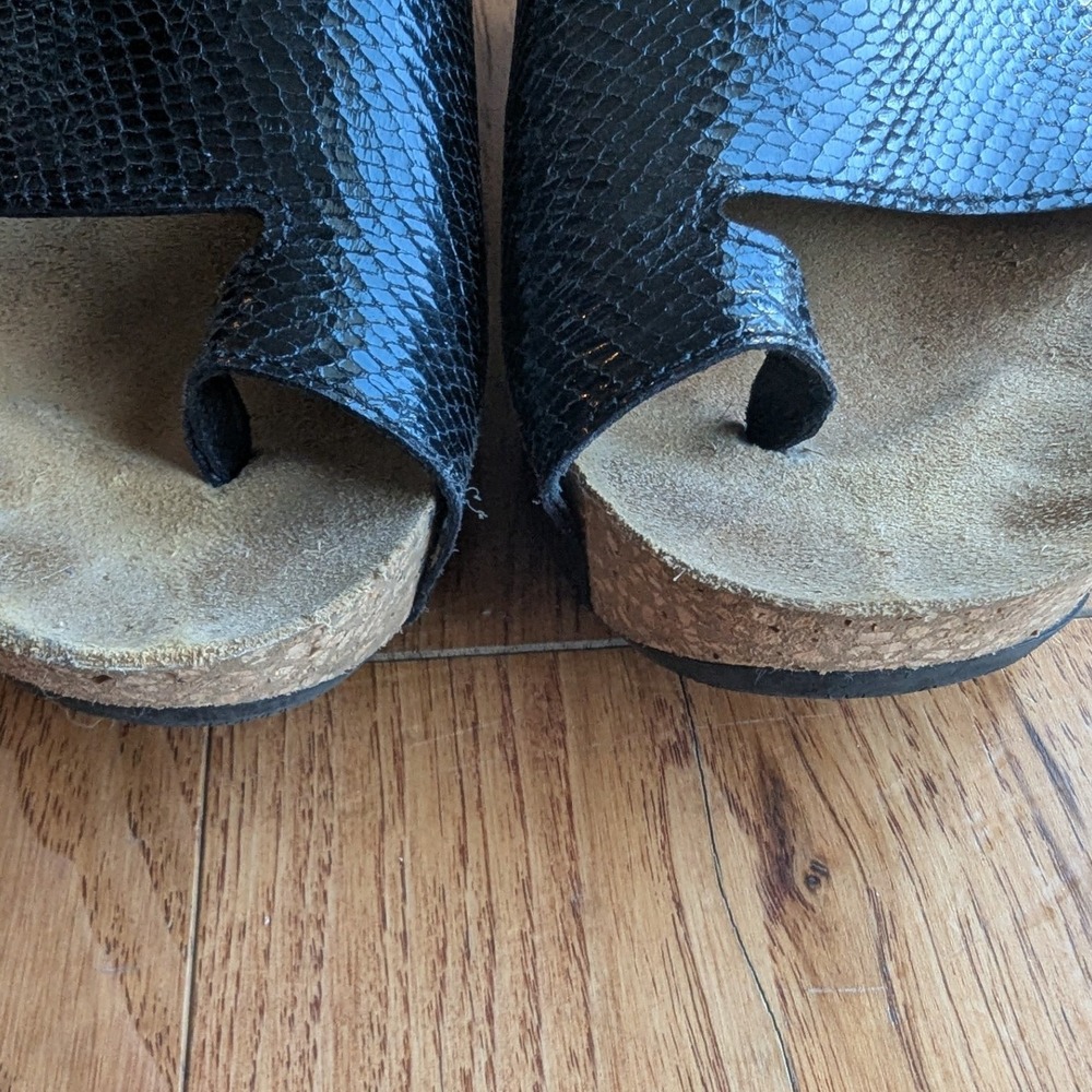 Donald Pliner Platform Wedge Sandals Black Snakeskin Embossed Cork Womens 7B - Picture 8 of 8